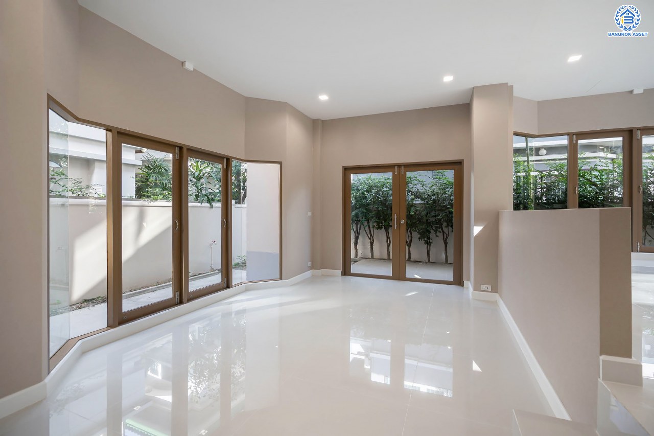 บ้านมือสองตกแต่งใหม่ ดีไซน์สวย โครงการ ซันไรซ์กรีน นวมินทร์ เนื้อที่ 75 ตร.ว. พื้นที่ใช้สอยมากถึง 338 ตร.ม. พร้อมฟังก์ชัน 4 ห้องนอน 4 ห้องน้ำ 1 ห้องแม่บ้าน จอดรถได้ 2 คัน รองรับทุกกิจกรรม บนทำเลเชื่อมต่อหลายเส้นทาง ใกล้รถไฟฟ้าสายสีชมพู "สถานีรามอินทรา" และจุดขึ้นทางด่วน "เอกมัย-รามอินทรา"